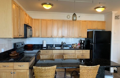 Waikiki Apartment | Waikiki Banyan 1812 Tropical Oasis Parking and WiFi