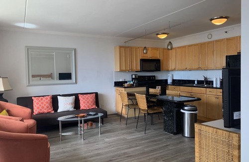 Waikiki Apartment | Waikiki Banyan 1812 Tropical Oasis Parking and WiFi