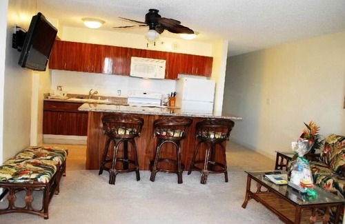 Waikiki Condo | Waikiki Banyan Condo - 1 block from beach