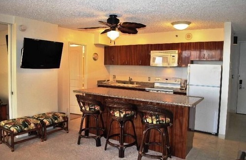 Waikiki Condo | Waikiki Banyan Condo - 1 block from beach