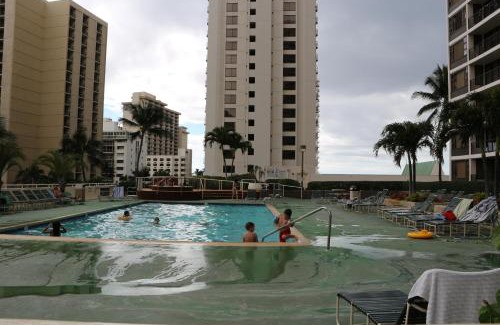 Waikiki Apartment | Waikiki Banyan T1-3204