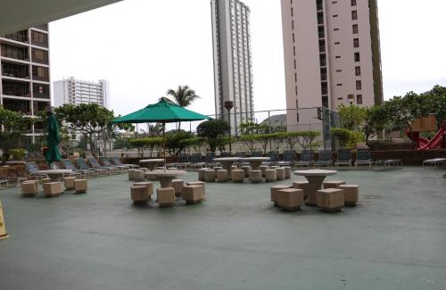 Waikiki Apartment | Waikiki Banyan T1-3204