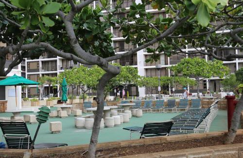 Waikiki Apartment | Waikiki Banyan T1-3204