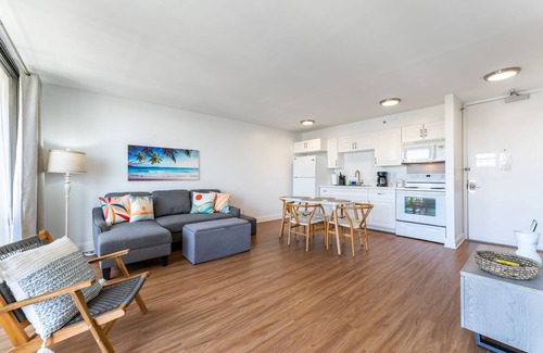 Waikiki Condo | Waikiki Banyan w/Ocean Views - Free Parking - Block from Beach
