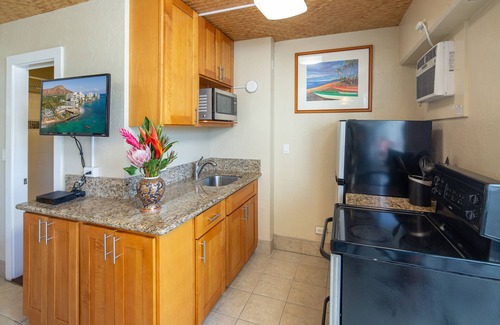 Waikiki Condo | Waikiki Beach center! Oceanview, Lanai, Free WIFI and Phone. Full Kitchen.