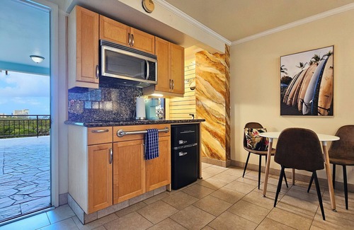 Waikiki Apartment | ☀WAIKIKI GRAND HOTEL® 1006 SunDeck Suite—2 Queen Beds—sleeps 4 on 10th Floor