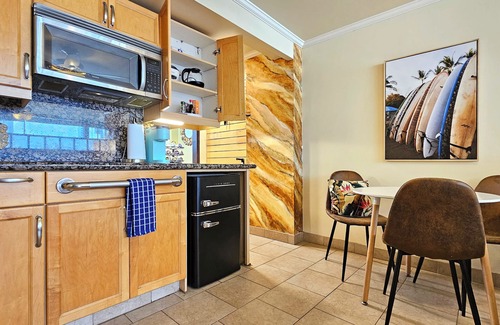 Waikiki Apartment | ☀WAIKIKI GRAND HOTEL® 1006 SunDeck Suite—2 Queen Beds—sleeps 4 on 10th Floor