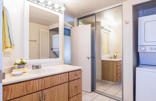Waikiki Apartment | Waikiki Shore 305 (beachfront/balcony)