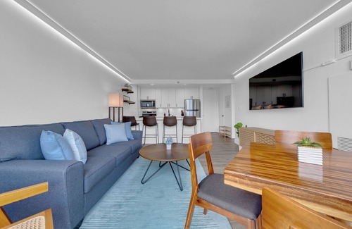 Waikiki Hotel | Waikiki Sunset Hotel remodeled unit with a magnificent view of the Koʻolau Range