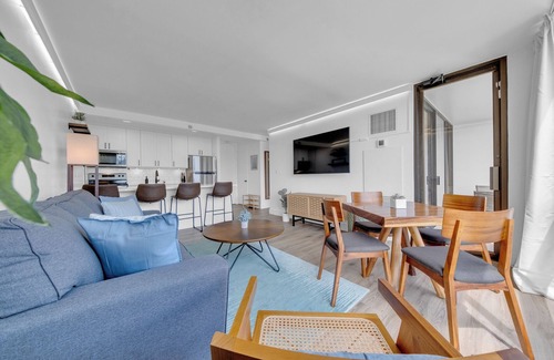Waikiki Hotel | Waikiki Sunset Hotel remodeled unit with a magnificent view of the Koʻolau Range
