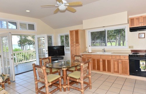 Waimanalo Beach Cottage | Waimānalo Beach Cottages 2 min walk to the beach!