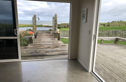 Waverley House | Waipipi - Beach Front Accommodation
