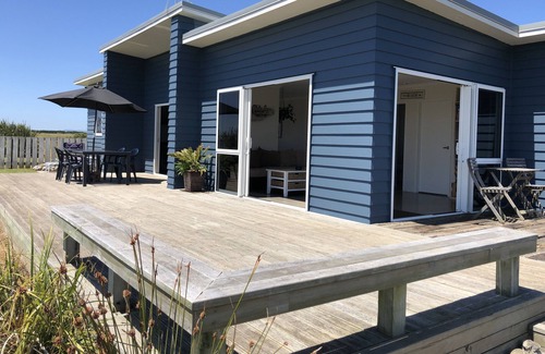 Waverley House | Waipipi - Beach Front Accommodation