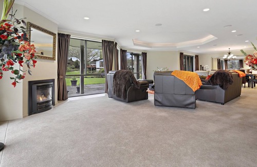 Ngongotaha House | Waiteti River Views - 5 Bedrooms, 4 Bathrooms with Great River Views