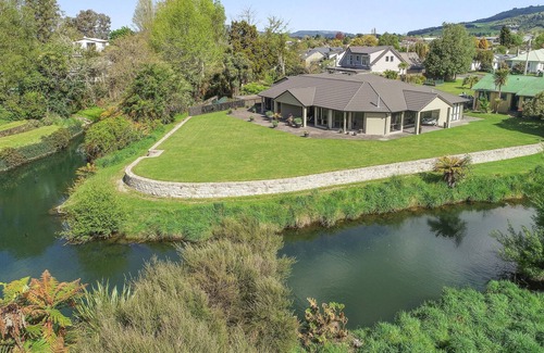 Ngongotaha House | Waiteti River Views - 5 Bedrooms, 4 Bathrooms with Great River Views