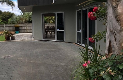 Tairua House | 'Waitui' Bach @ Tairua Beach. Tranquil holiday space.