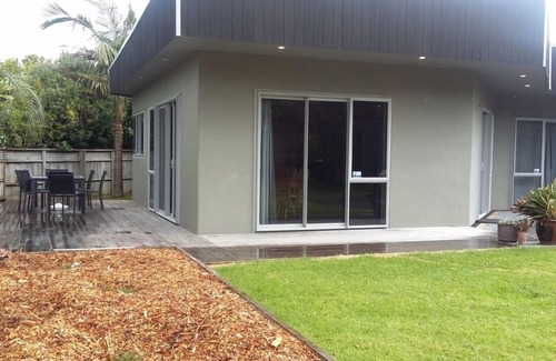 Tairua House | 'Waitui' Bach @ Tairua Beach. Tranquil holiday space.