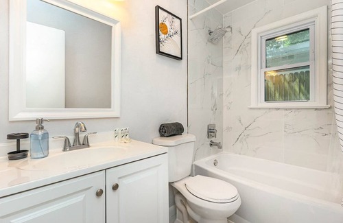 Northeast Virginia Beach House | Wake Forest Bungalow - Suite B