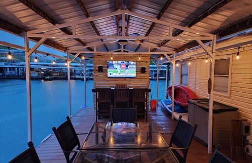 Big Creek House | WAKE N' UP (Floating House @ Whitman Hollow)