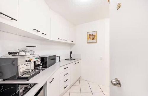 Urangan Apartment | Wake to the Waves - 182A 1BRM Oceanfront Apartment