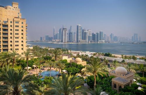 Palm Jumeirah Apartment | Wake Up to 180 Ocean Views Luxurious Fairmont Apartment on Palm Jumeirah