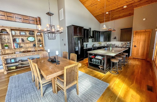 Todd Cabin | Wake Up to Mtn Views, End the Day in the Hot Tub @ Panoramic Point