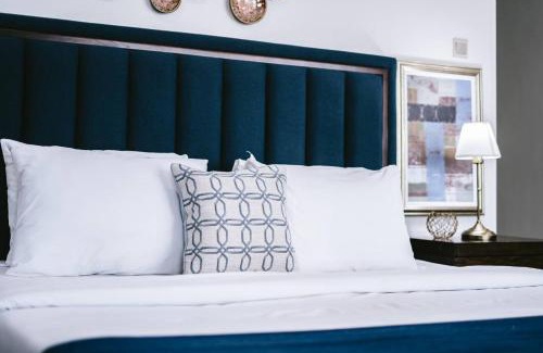 Dubai Apartment | Wake Up To Sea Views In A Blue Lush Home On 51st