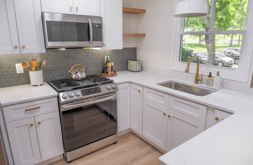 Wallkill House | Wake Up to Water Views:Secluded 1 Acre Waterfront Retreat near New Paltz & Gunks