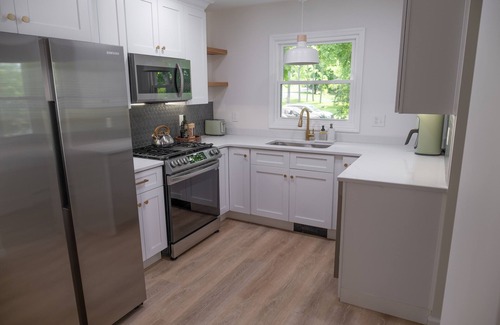 Wallkill House | Wake Up to Water Views:Secluded 1 Acre Waterfront Retreat near New Paltz & Gunks