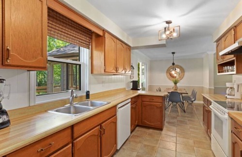 Kettle Point 44 Cottage | Wakefield Cottage - Steps from the Beach!