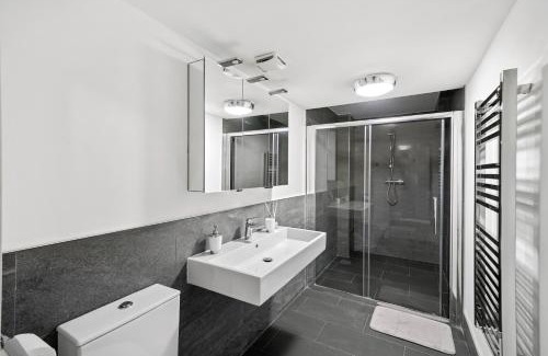 Wakefield Apartment | Wakefield Shakespeare - Parking Included