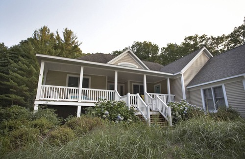Grand Haven House | Walking distance to Brucker Beach