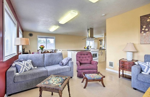 Waldport House | Waldport Townhome w/Dog Run on Alsea Bay!