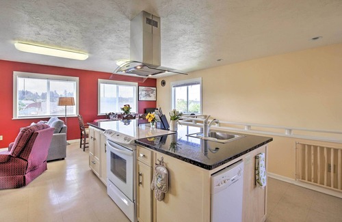 Waldport House | Waldport Townhome w/Dog Run on Alsea Bay!