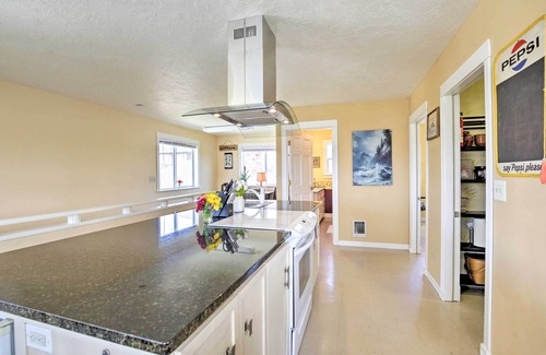 Waldport House | Waldport Townhome w/Dog Run on Alsea Bay!