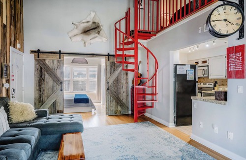 Rutledge Hill Condo | Walk 2 Broadway Balcony & Parking