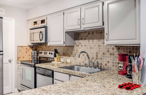Rutledge Hill Condo | Walk 2 Broadway Balcony & Parking