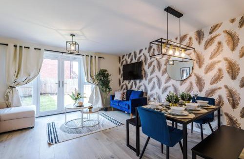Speke House | Walk 2 JLR Halewood Airport - 5 Beds, Driveway fits 2 - 3 Bedrooms 3 WC-Speke Boulevard-South Liverpool-Sleeps 9 - Fully Equipped- Docks- Waterfront Bank Arena Liverpool by Arz Stays