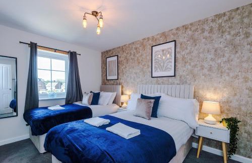 Speke House | Walk 2 JLR Halewood Airport - 5 Beds, Driveway fits 2 - 3 Bedrooms 3 WC-Speke Boulevard-South Liverpool-Sleeps 9 - Fully Equipped- Docks- Waterfront Bank Arena Liverpool by Arz Stays