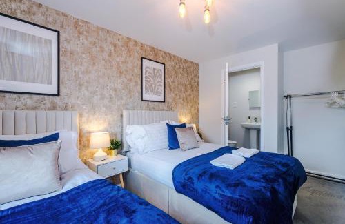 Speke House | Walk 2 JLR Halewood Airport - 5 Beds, Driveway fits 2 - 3 Bedrooms 3 WC-Speke Boulevard-South Liverpool-Sleeps 9 - Fully Equipped- Docks- Waterfront Bank Arena Liverpool by Arz Stays
