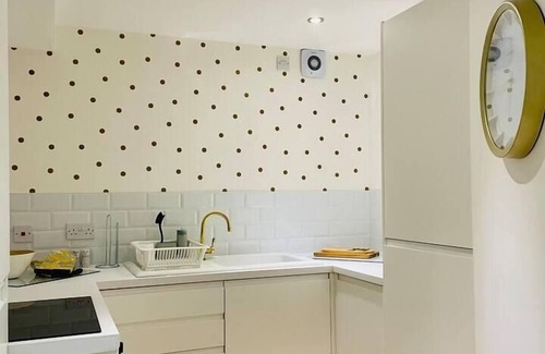 Kelvinbridge Apartment | Walk anywhere from this cosy central flat
