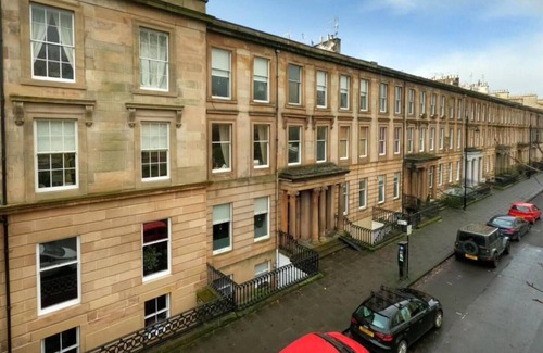 Kelvinbridge Apartment | Walk anywhere from this cosy central flat