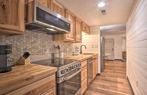 Gatlinburg Condo | Walk Downtown! Gatlinburg Condo w/Patio & Pool