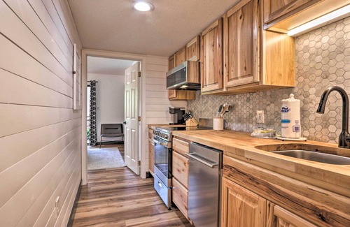 Gatlinburg Condo | Walk Downtown! Gatlinburg Condo w/Patio & Pool