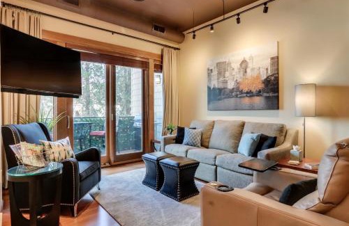 Coeur d'Alene Apartment | Walk Downtown Stunning Condo with Attached Garage