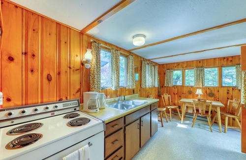 Ogunquit Cottage | Walk downtown & to the beach Family home with boogie boards, toys & more