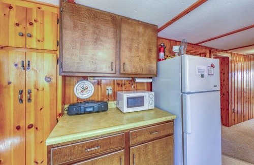 Ogunquit Cottage | Walk downtown & to the beach Family home with boogie boards, toys & more