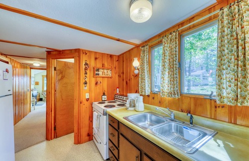 Ogunquit Cottage | Walk downtown & to the beach Family home with boogie boards, toys & more