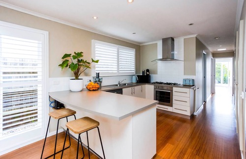 Rosebud House | Walk everywhere - beach/cafes. Modern beach house