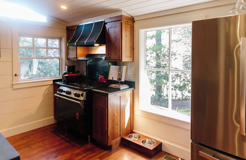 Highlands Cabin | Walk Everywhere, Large Fenced Yard Perfect for Kids/Dogs, Wood Burning Fireplace